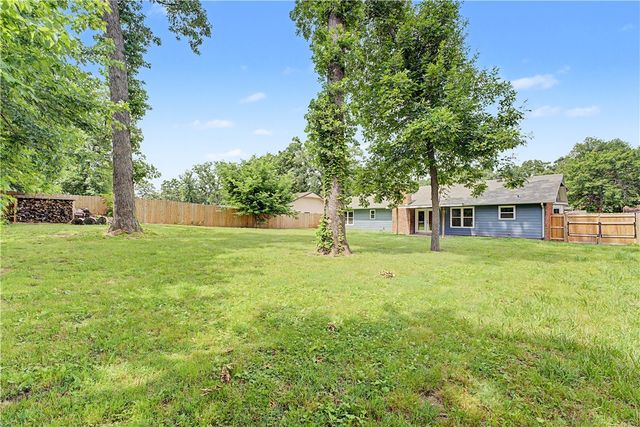 1001 N Dove Drive, Rogers, AR 72756