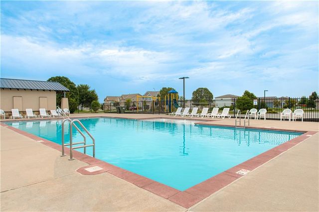 4516 SW Berkshire Drive, Lee's Summit, MO 64083