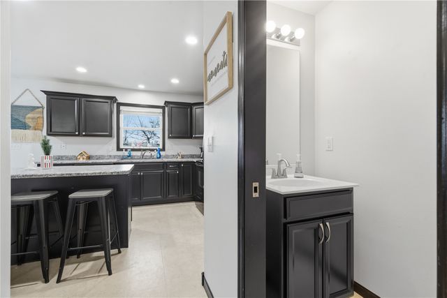 1903 Rosehill Dr SW, Cedar Rapids, IA 52404