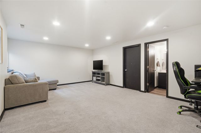 1903 Rosehill Dr SW, Cedar Rapids, IA 52404