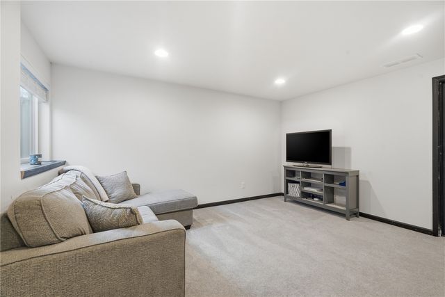 1903 Rosehill Dr SW, Cedar Rapids, IA 52404