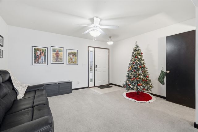 1903 Rosehill Dr SW, Cedar Rapids, IA 52404