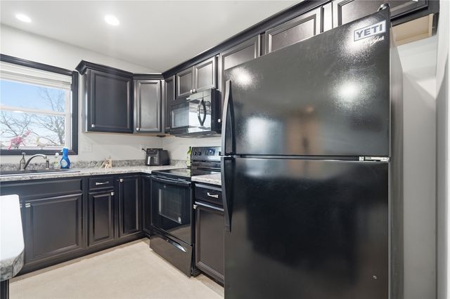 1903 Rosehill Dr SW, Cedar Rapids, IA 52404