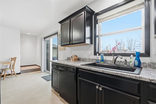 1903 Rosehill Dr SW, Cedar Rapids, IA 52404