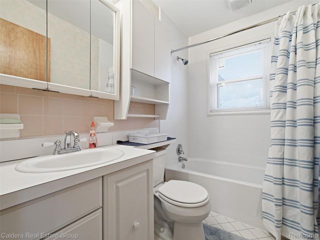 22200 Avon Street, St. Clair Shores, MI 48082