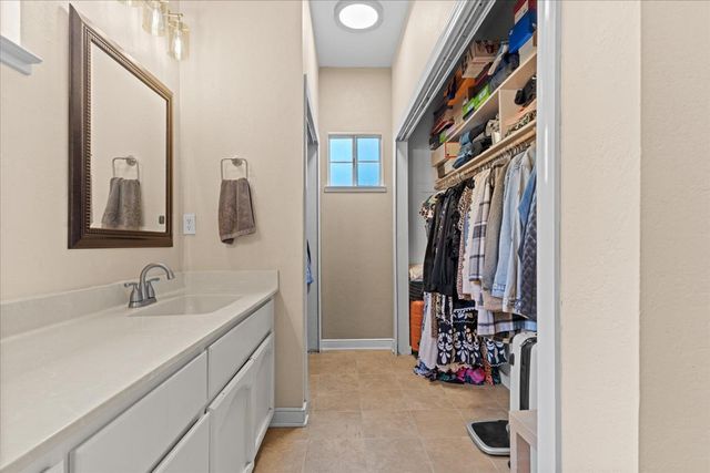 41 Heritage Wood Cir, Sacramento, CA 95831