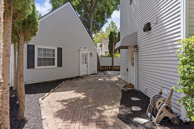 41 Heritage Wood Cir, Sacramento, CA 95831