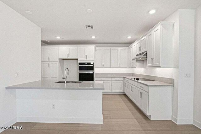 2121 W SONORAN DESERT Drive 123, Phoenix, AZ 85085