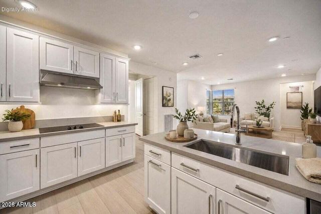 2121 W SONORAN DESERT Drive 123, Phoenix, AZ 85085