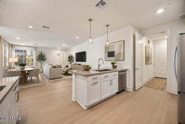 2121 W SONORAN DESERT Drive 123, Phoenix, AZ 85085