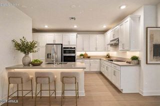 2121 W SONORAN DESERT Drive 123, Phoenix, AZ 85085