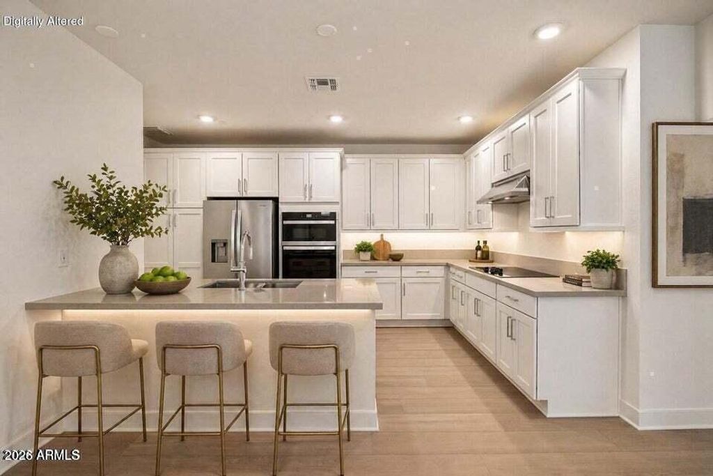 2121 W SONORAN DESERT Drive 123, Phoenix, AZ 85085