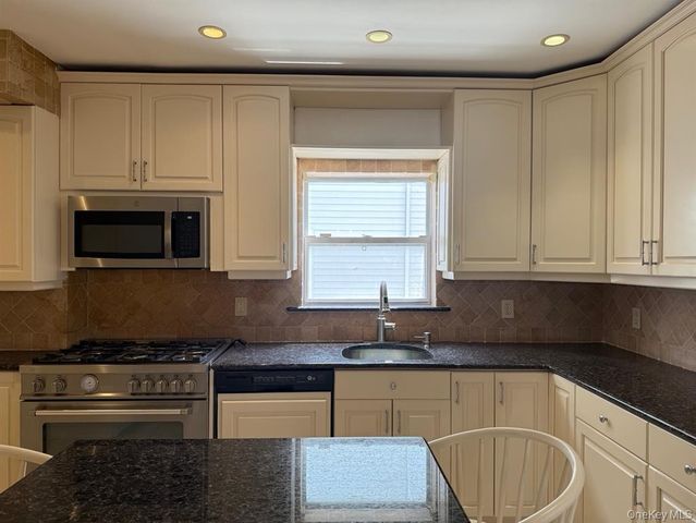 60 Columbia Avenue, Cedarhurst, NY 11516
