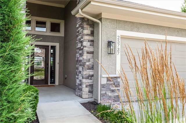25737 W 96th Street, Lenexa, KS 66227
