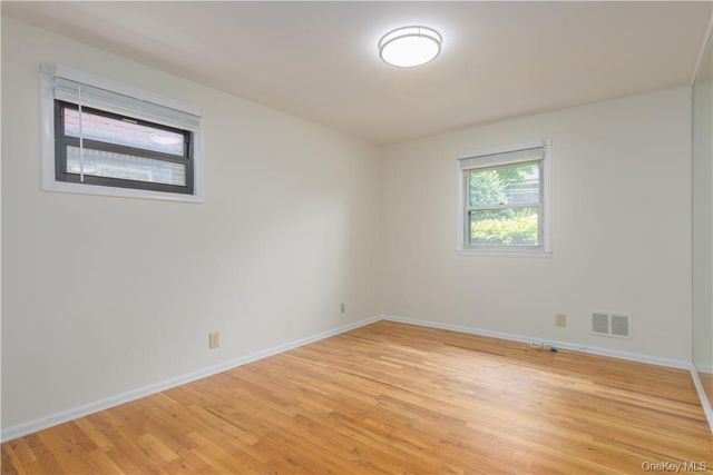 55 W Devonia Avenue, Fleetwood, NY 10552