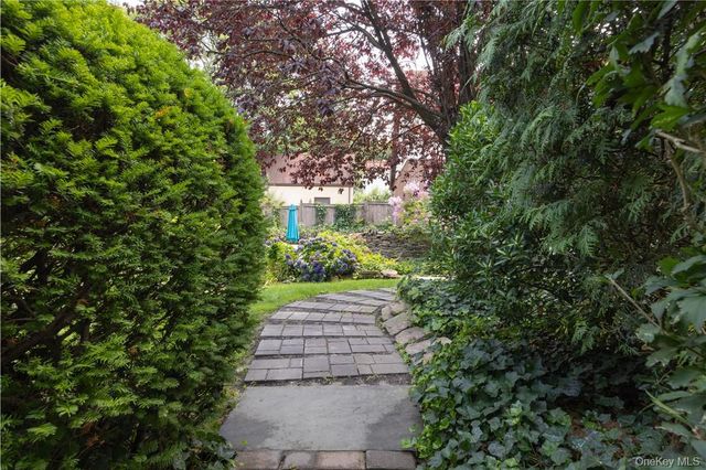 55 W Devonia Avenue, Fleetwood, NY 10552