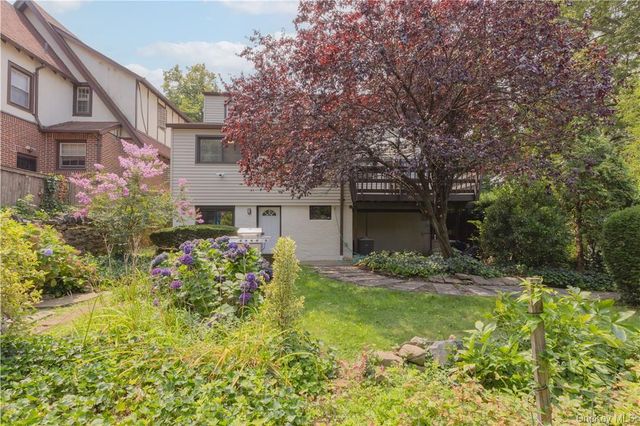 55 W Devonia Avenue, Fleetwood, NY 10552