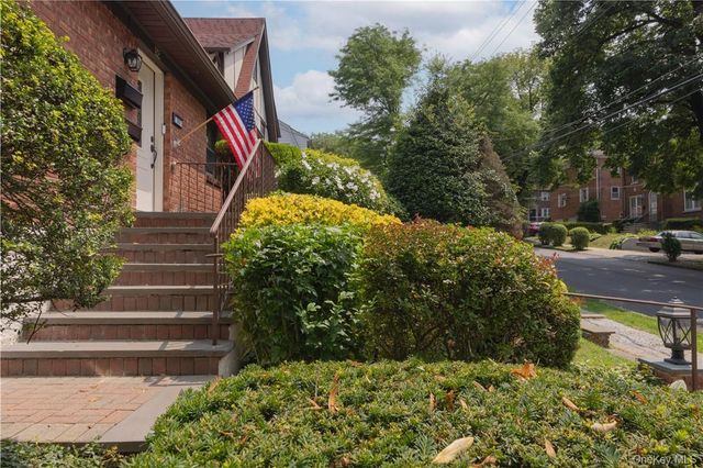 55 W Devonia Avenue, Fleetwood, NY 10552