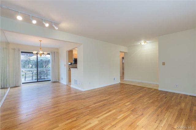 55 W Devonia Avenue, Fleetwood, NY 10552