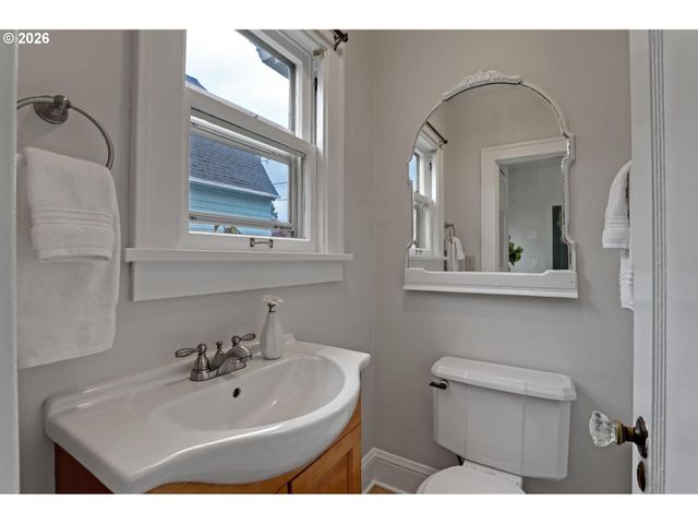 3829 Ne 28TH Ave, Portland, OR 97212