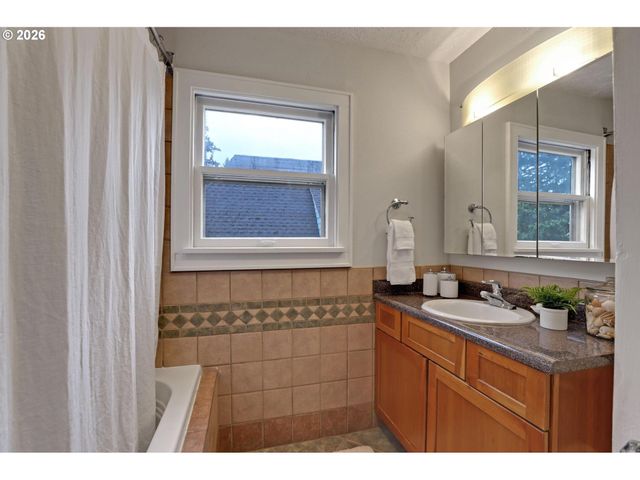 3829 Ne 28TH Ave, Portland, OR 97212