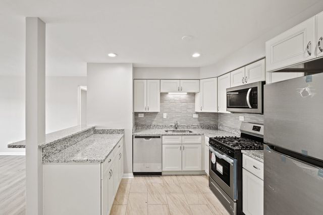 8440 W 95th Street 12, Hickory Hills, IL 60457