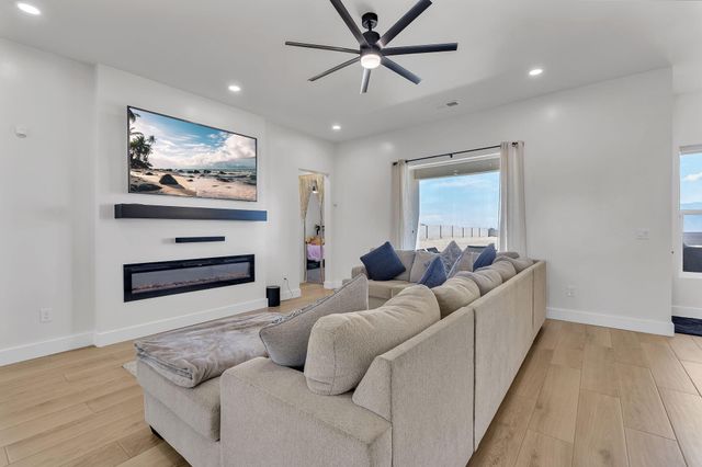 324 2nd Street NE, Rio Rancho, NM 87124