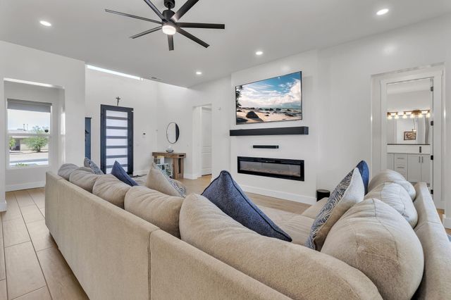 324 2nd Street NE, Rio Rancho, NM 87124