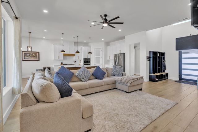324 2nd Street NE, Rio Rancho, NM 87124