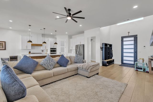 324 2nd Street NE, Rio Rancho, NM 87124