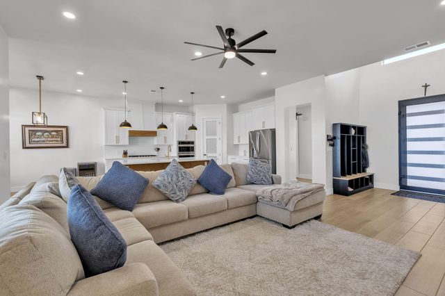 324 2nd Street NE, Rio Rancho, NM 87124