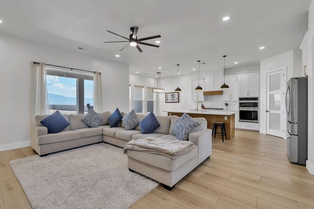 324 2nd Street NE, Rio Rancho, NM 87124