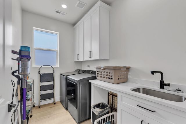 324 2nd Street NE, Rio Rancho, NM 87124