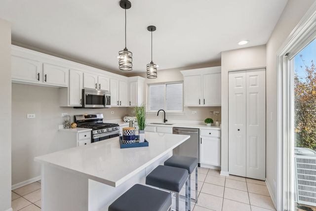 2060 Lyndhurst Lane, Aurora, IL 60503