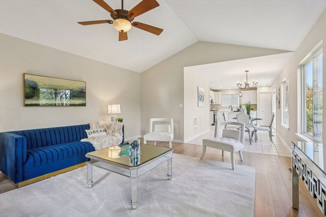 2060 Lyndhurst Lane, Aurora, IL 60503