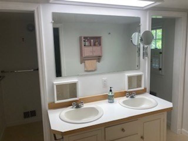 1006 South East Street, Amherst, MA 01002