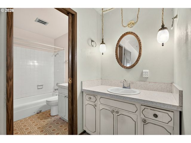 16735 Ne GLISAN St, Portland, OR 97230