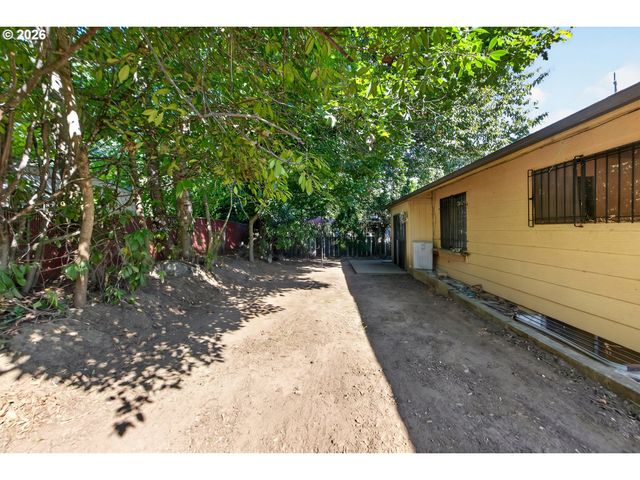 16735 Ne GLISAN St, Portland, OR 97230