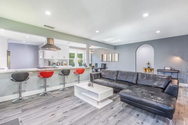 1207 Greenacre Avenue, West Hollywood, CA 90046