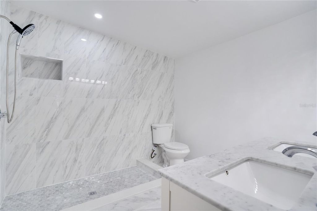 Image 15 of property listing at 13845 94TH AVENUE, Seminole, FL 33776