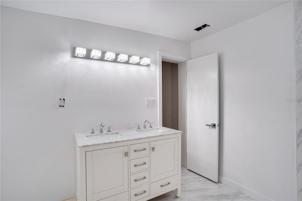 Image 16 of property listing at 13845 94TH AVENUE, Seminole, FL 33776