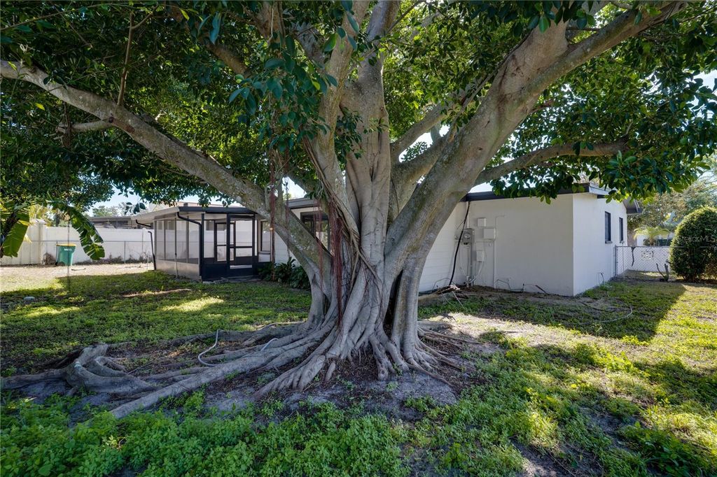 Image 30 of property listing at 13845 94TH AVENUE, Seminole, FL 33776