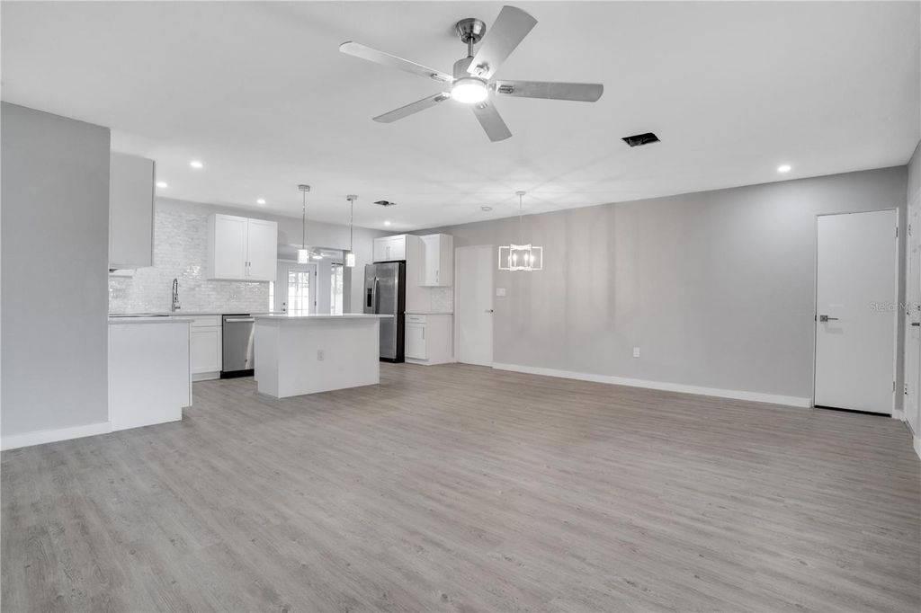 Image 6 of property listing at 13845 94TH AVENUE, Seminole, FL 33776