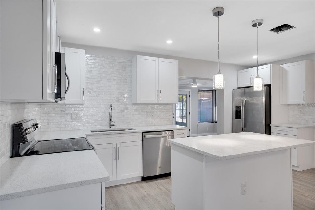 Image 8 of property listing at 13845 94TH AVENUE, Seminole, FL 33776