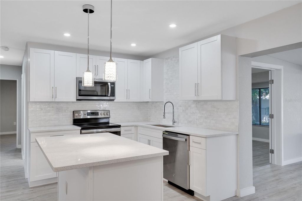 Image 9 of property listing at 13845 94TH AVENUE, Seminole, FL 33776