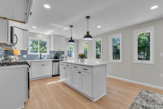 2890 Beland Avenue, Keego Harbor, MI 48320