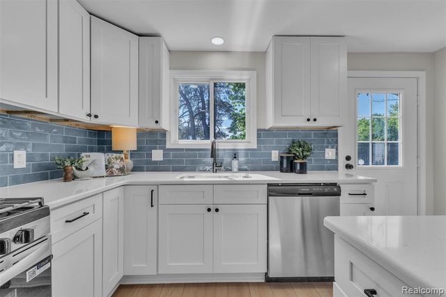 2890 Beland Avenue, Keego Harbor, MI 48320