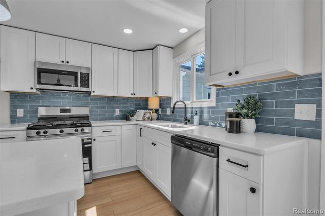 2890 Beland Avenue, Keego Harbor, MI 48320