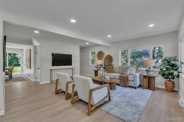 2890 Beland Avenue, Keego Harbor, MI 48320