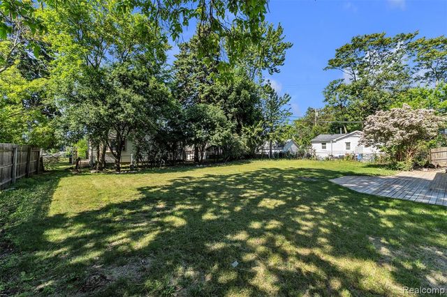 2890 Beland Avenue, Keego Harbor, MI 48320